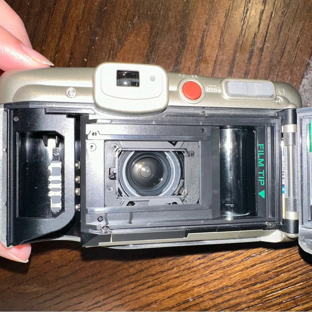 Fujifilm S1200 Discovery Zoom Date 120 35mm Point Shoot, Brand New Remote, Case